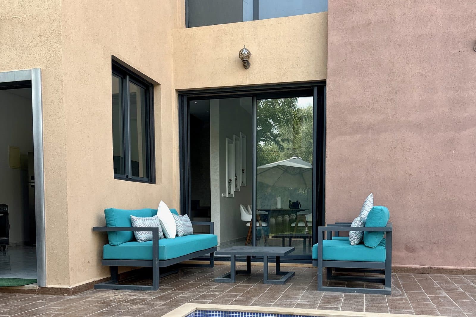 Piscine et terrasse d'une villa à Marrakech en plein soleil
