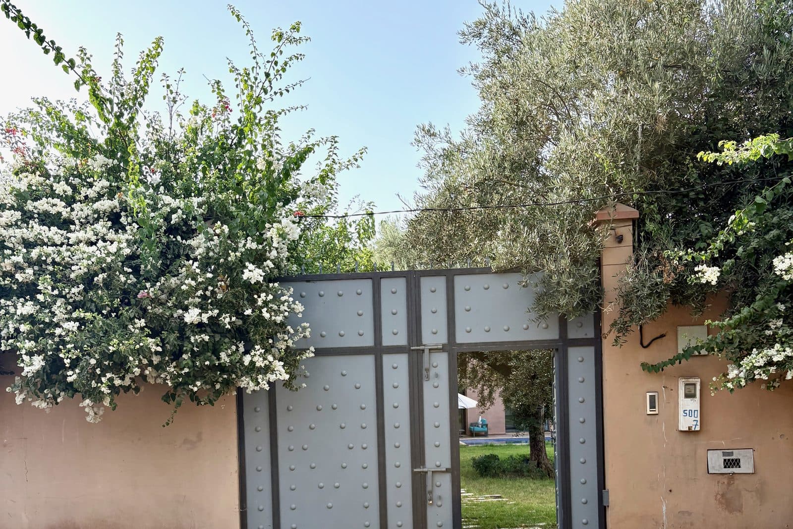 Portail d'entrée d'une villa à Marrakech, avec interphone et boîtier de commande