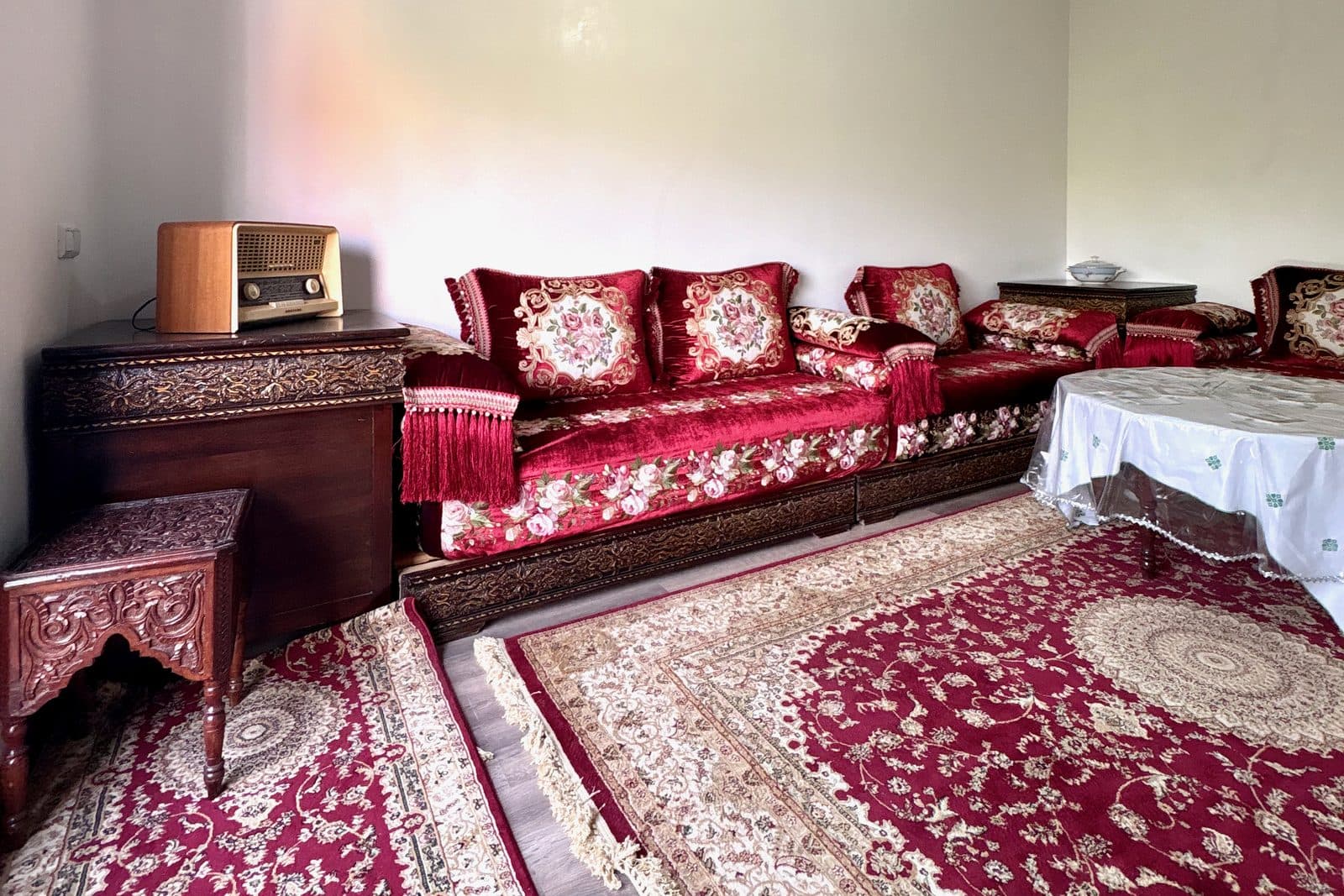 Salon marocain d'une résidence secondaire à Marrakech, banquettes traditionnelles et tapis