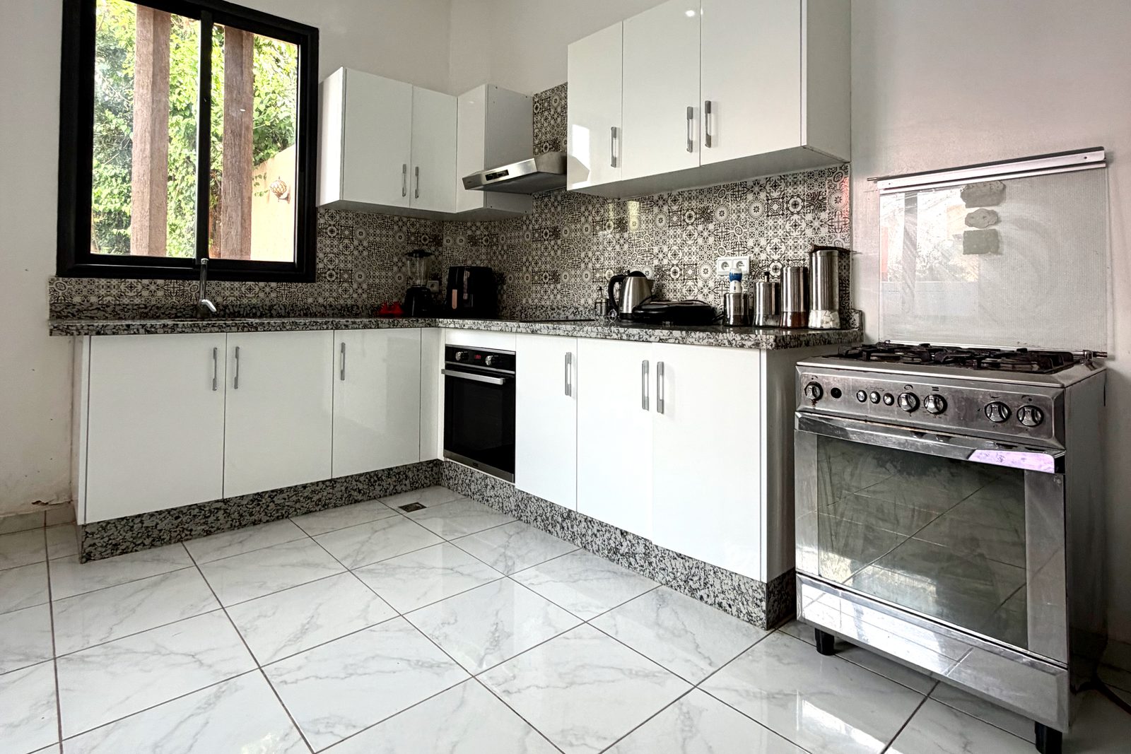 Cuisine équipée d'un appartement préparé pour la location courte durée à Marrakech
