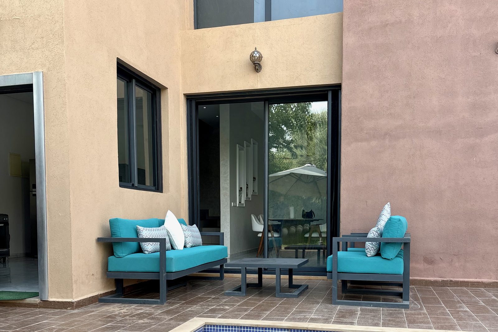 Piscine et terrasse d'une villa à Marrakech en plein soleil
