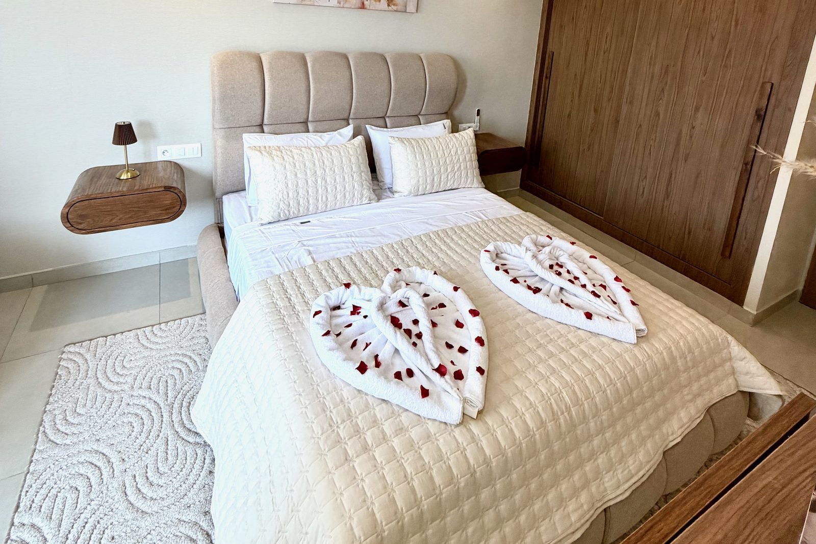 Chambre préparée entre deux séjours à Marrakech, lit refait et linge disposé