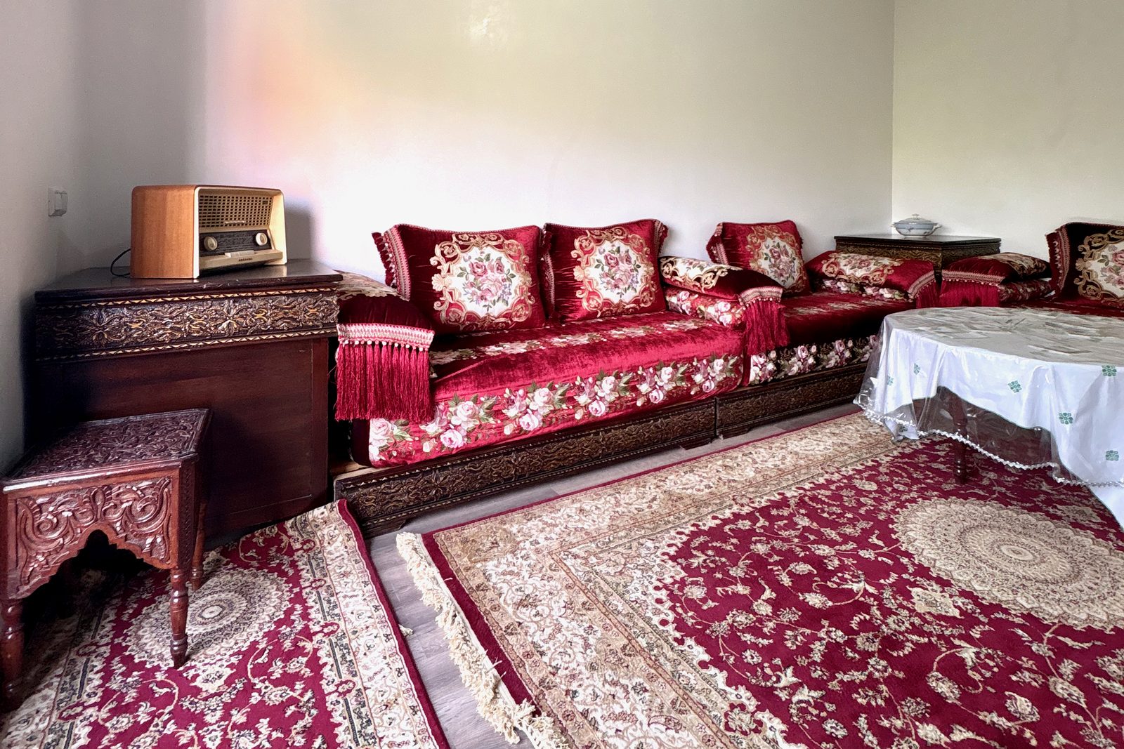 Salon marocain d'une résidence secondaire à Marrakech, banquettes traditionnelles et tapis