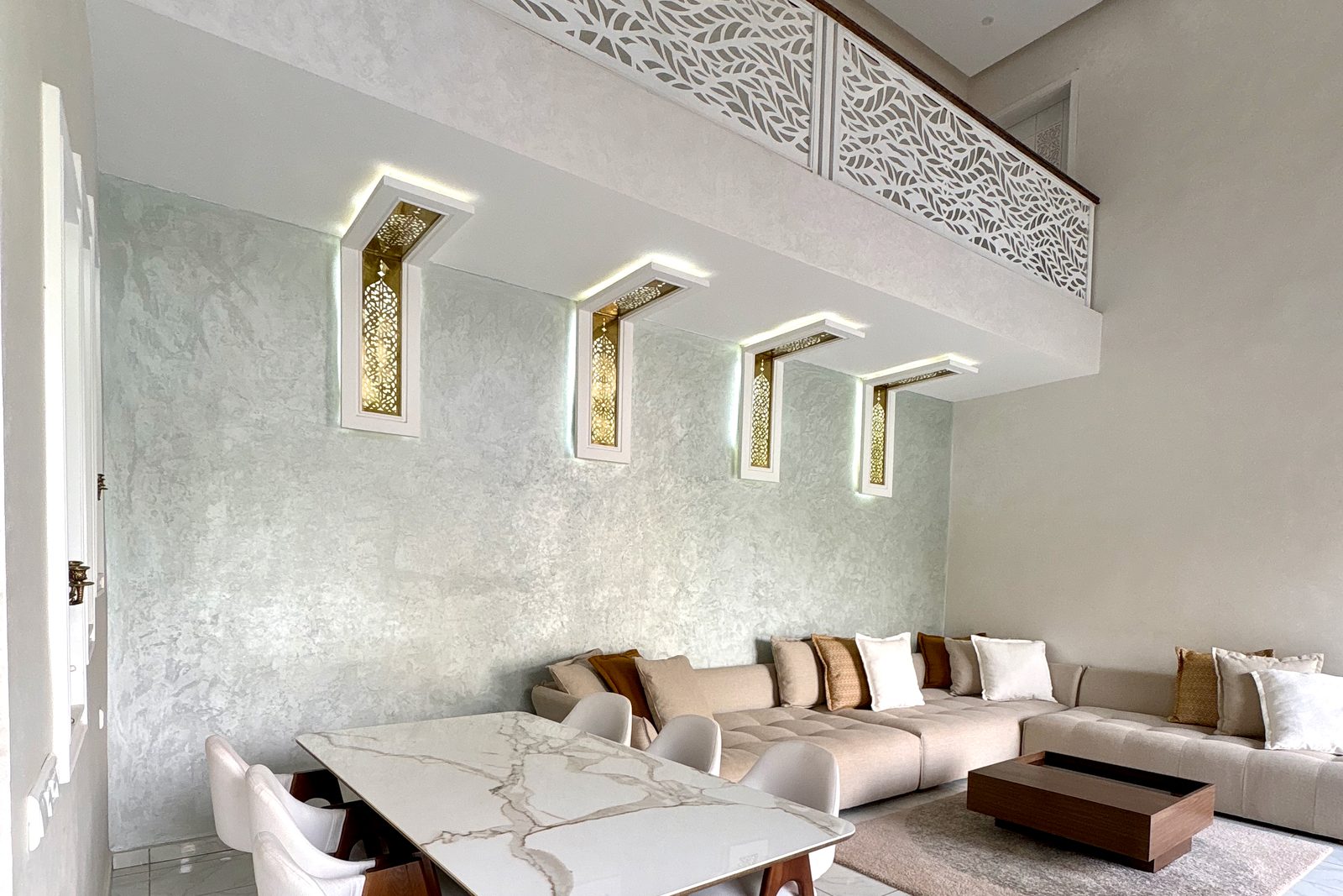 Séjour d'une villa à Marrakech avec coin repas et canapé d'angle
