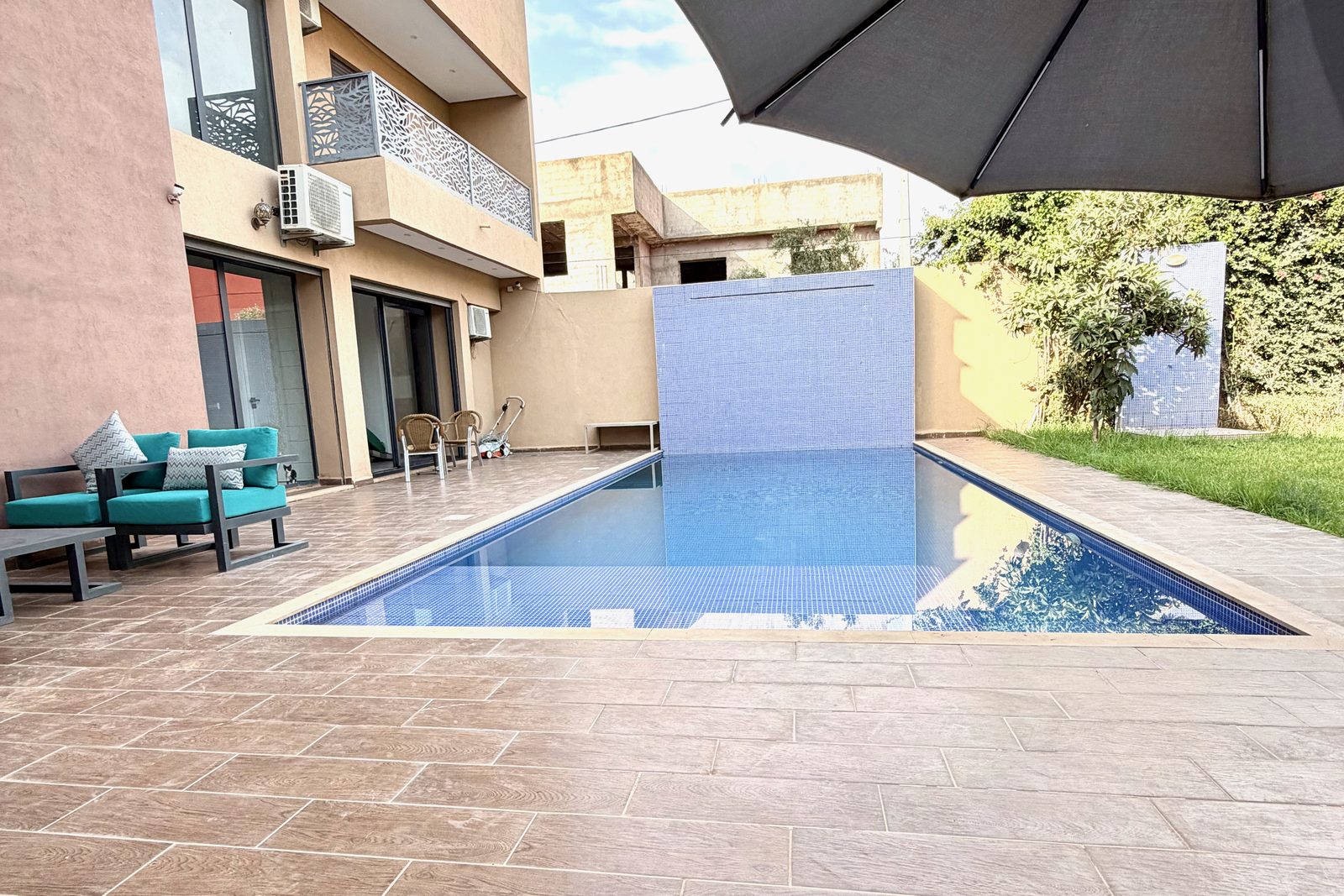 Terrasse et piscine d'une villa en location touristique à Marrakech